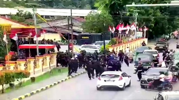 Lukas Enembe Ditangkap, Massa Ricuh di Depan Mako Brimob Kotaraja Jayapura