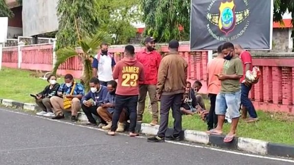 KPK dan Lukas Enembe Transit di Manado, Puluhan Mahasiswa Datangi Bandara Sam Ratulangi