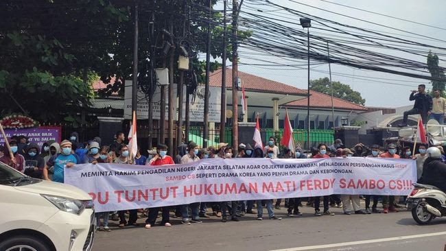 Unjuk Rasa di PN Jaksel, Massa Desak Jaksa Tuntut Mati Sambo Dkk