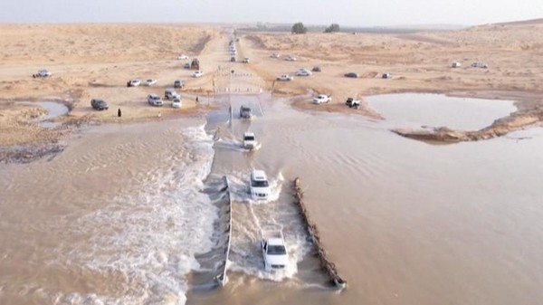 Diguyur Hujan Lebat, Tanah Tandus di Arab Saudi Jadi Danau