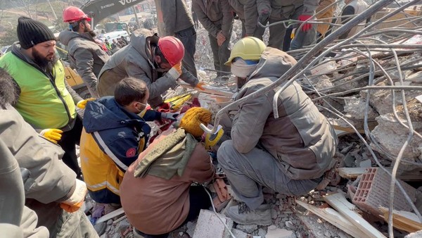 Ajaib! Tertimbun Selama 129 Jam, Satu Keluarga Selamat dari Gempa Turki