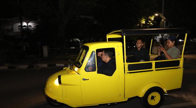 Naik Bemo Antik, Ijeck Ajak Ridwan Kamil Berburu Kuliner Malam Hari di Medan