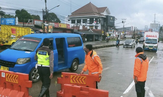 Jembatan Cikereteg Amblas, Jalur Bogor-Sukabumi Kini Ditutup Total