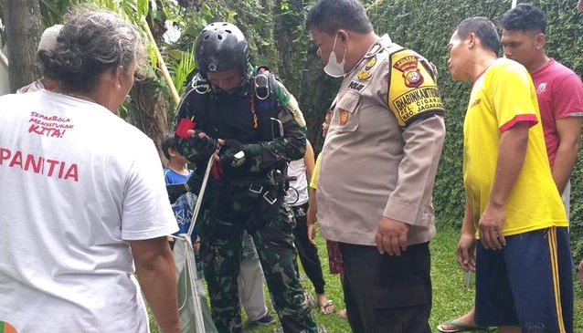 Angin Kencang, Prajurit Penerjun Payung TNI Mendarat Darurat di Jaksel