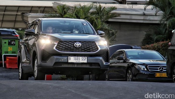 Kijang Innova Zenix Inden Sampai 6 Bulan, Toyota Minta Maaf