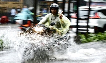 Jakarta Diguyur Hujan Sejak Semalam, 6 Ruas Jalan dan 4 RT Tergenang Banjir