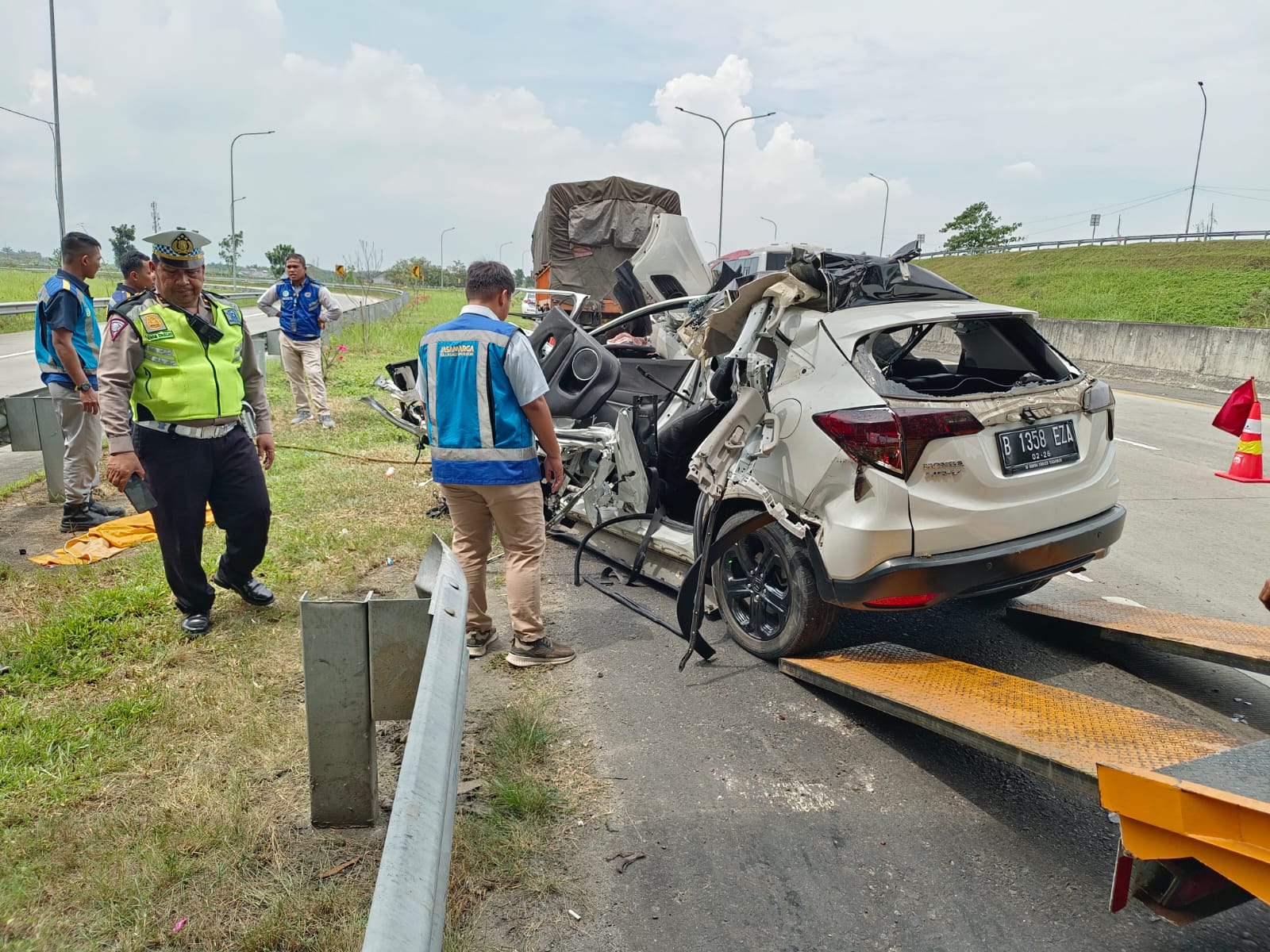 Honda HRV Seruduk Truk Tronton di Tol Lubukpakam, 2 Penumpang Tewas di Tempat