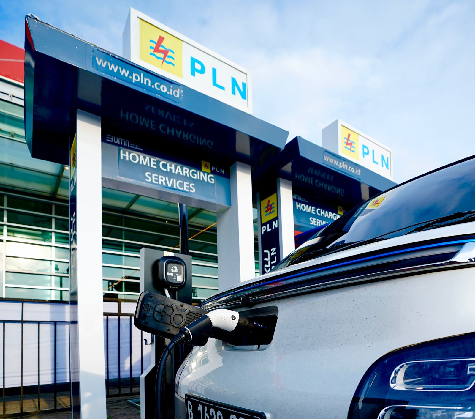 Isi Baterai Kendaraan Listrik di Rumah, PLN Siapkan Produk Layanan Home Charging  