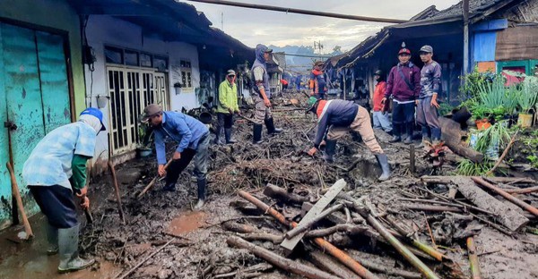 Usai Diguyur Hujan Deras, Banjir Bandang Terjang Kawasan Ijen Bondowoso