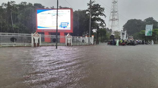 Akibat Hujan Deras-Pasang Air Laut, Banjir Rendam Hampir Seluruh Kota Makassar