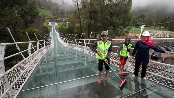 Gubernur Khofifah Terpeleset di Jembatan Kaca Bromo, Traveler Soroti Aspek Keamanan