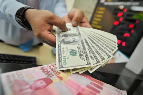 Anjlok! Nilai Tukar Rupiah Tembus ke atas Rp15.000/US$