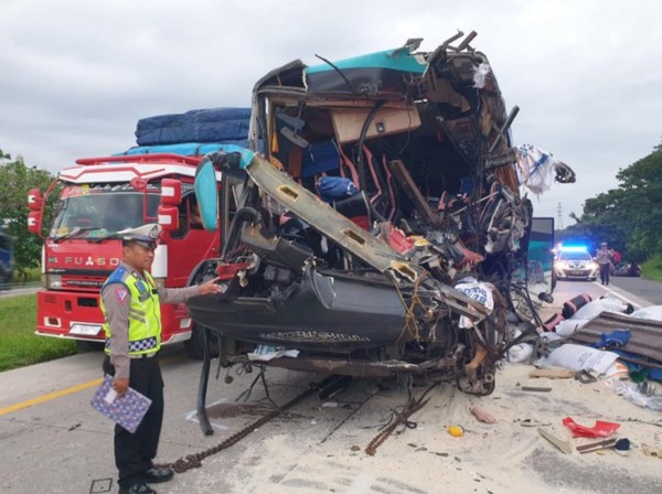 Bus dan Truk Beras Alami Kecelakaan di Tol Cipali, Lima Orang Tewas!