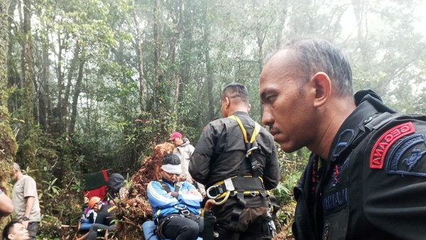 Polri Berhasil Evakuasi Kopilot-ADC Kapolda Jambi dari Hutan Kerinci