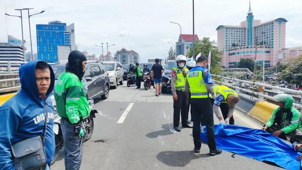 Jatuh Setelah Tabrak Pajero Mogok di Flyover Grogol, Pemotor Tewas Dilindas Truk Derek