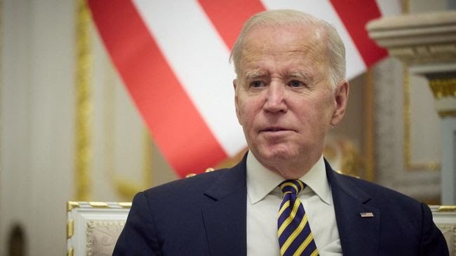 Presiden Amerika Serikat Joe Biden Tersandung Saat Naik ke Pesawat