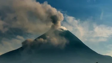 Gunung Merapi Keluarkan Awan Panas, Muntahan Lava Sampai ke Kali Krasak