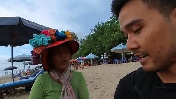 Diserbu Pedagang Asongan Saat di Pantai Kuta, Turis Thailand Akui Frustasi