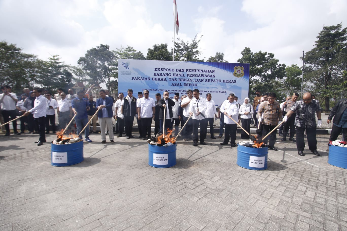 Satgasus Tipikor Mabes Polri Musnahkan 730 Bal Pakaian Bebas Ilegal