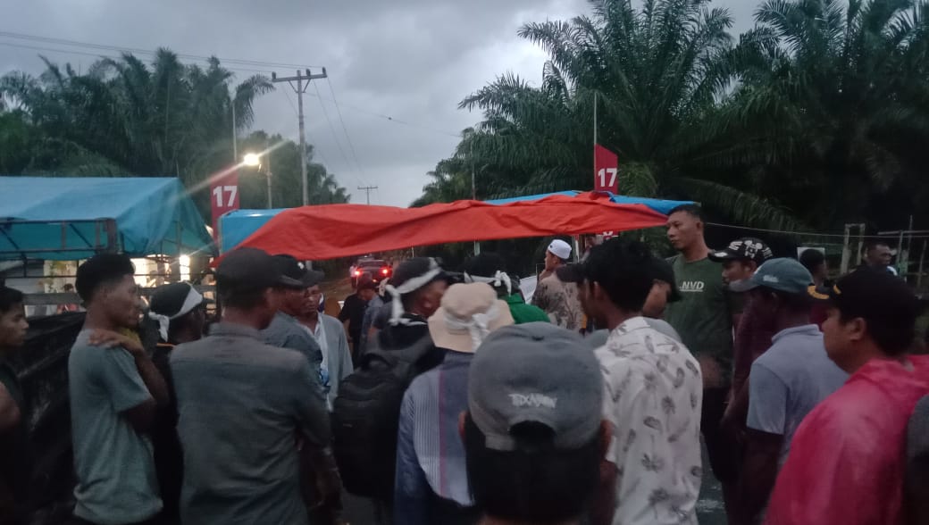 Demo Warga Singkuang I Berlanjut, Pintu Masuk ke PT RPR Diblokade