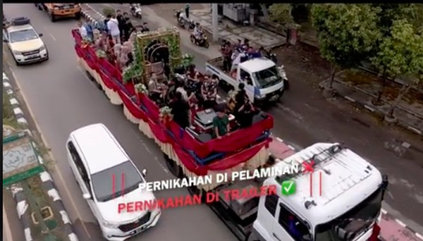 Unik! Pengantin di Kalsel Gelar Pernikahan di Atas Truk Container