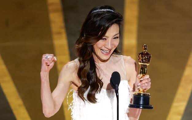 Raih Best Actress, Michelle Yeoh Jadi Artis Asia Pertama Pemenang Piala Oscar