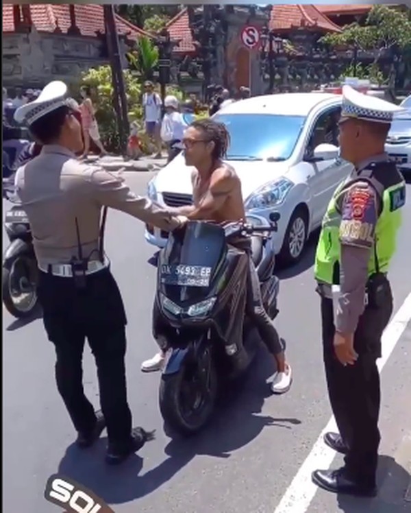 Viral Turis di Bali Tidak Pakai Baju dan Helm Saat Berkendara