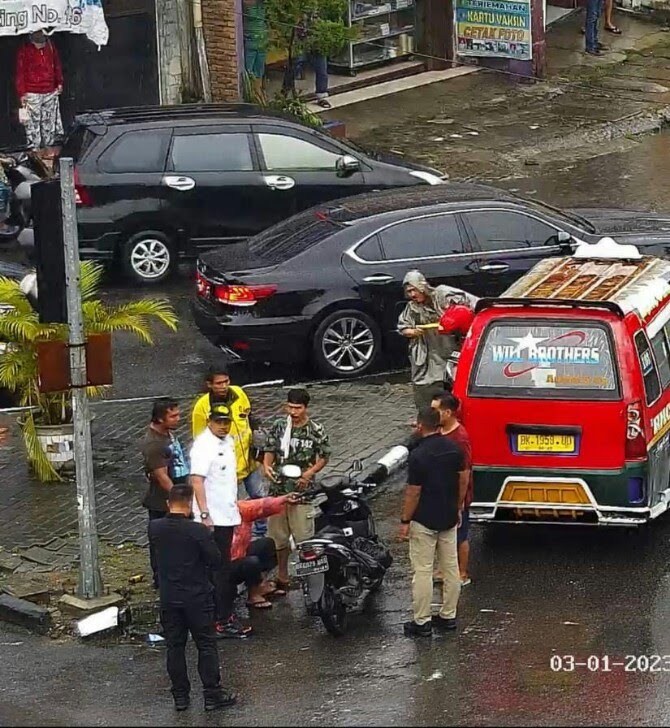 Bobby Nasution Hentikan Sopir Angkutan yang Terobos Lampu Merah dan Tabrak Pengendara Motor