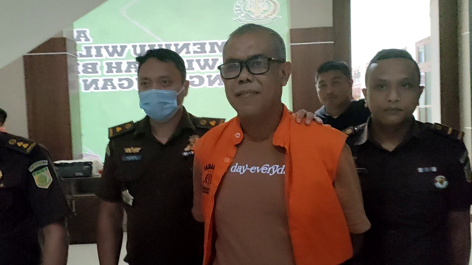 Tim Tabur Kejatisu Ringkus DPO Koruptor  Penggelapan Sertipikat Transmigran di Madina