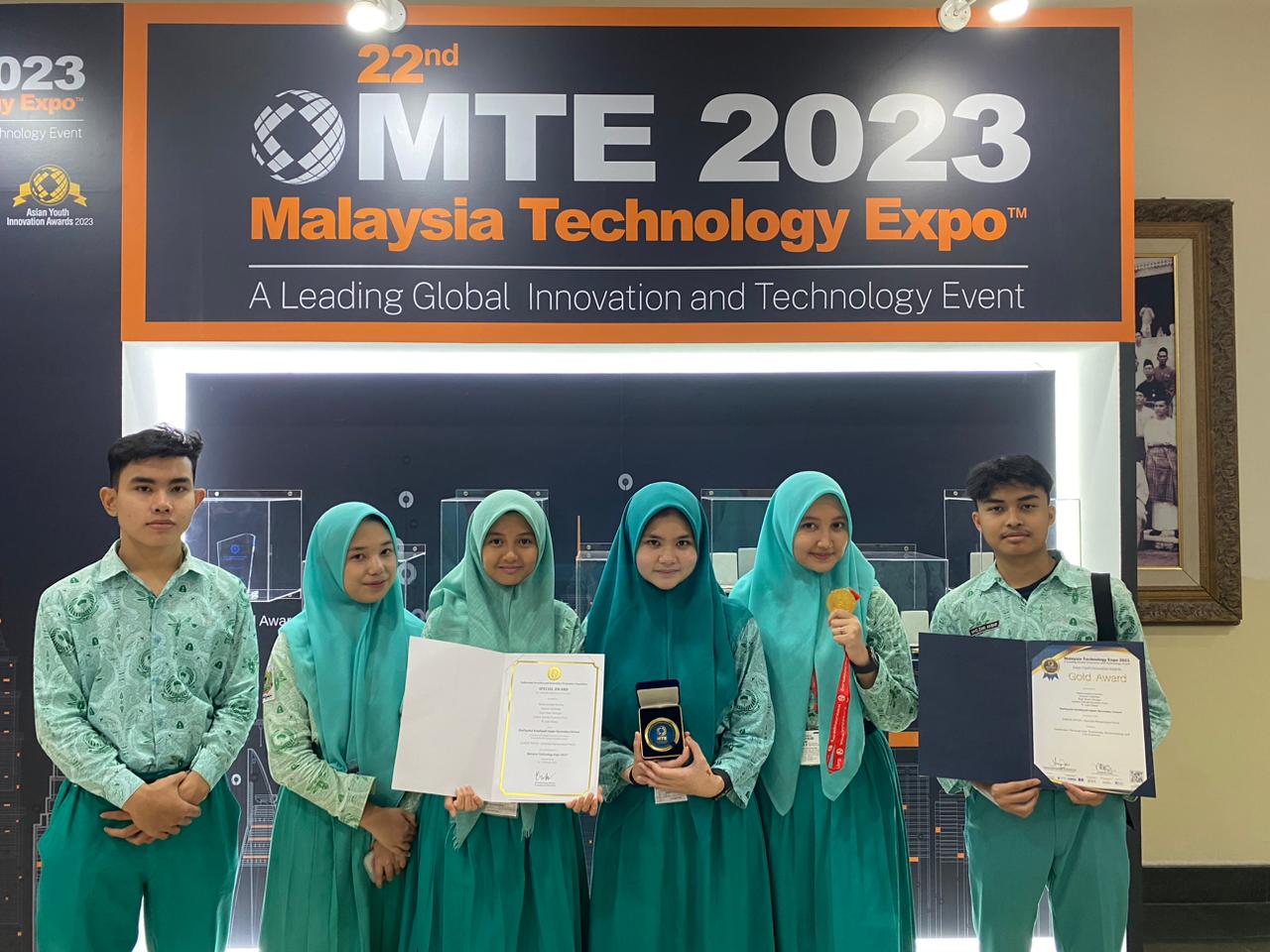 Siswa SMA YPSA Turut Raih 2 Medali Emas di Malaysia Technology Expo