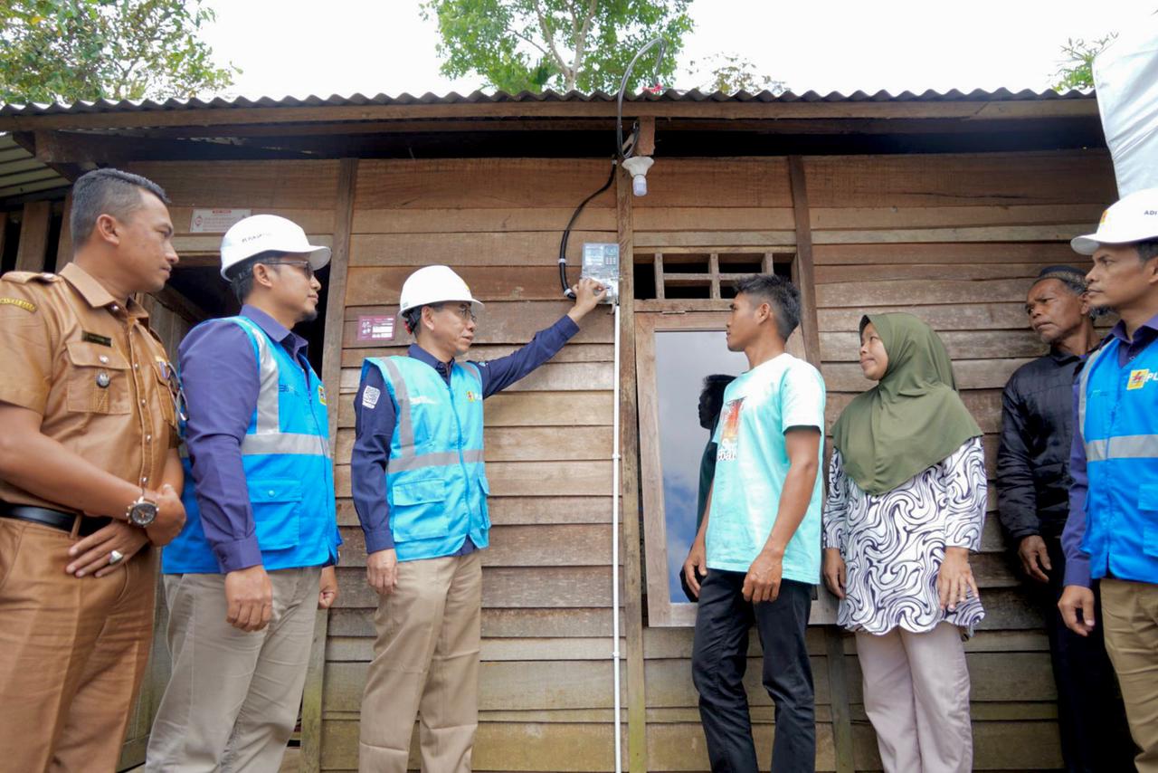 Lewat Program Light Up the Dream, 3.024 Warga Dapat Bantuan Pasang Listrik Gratis