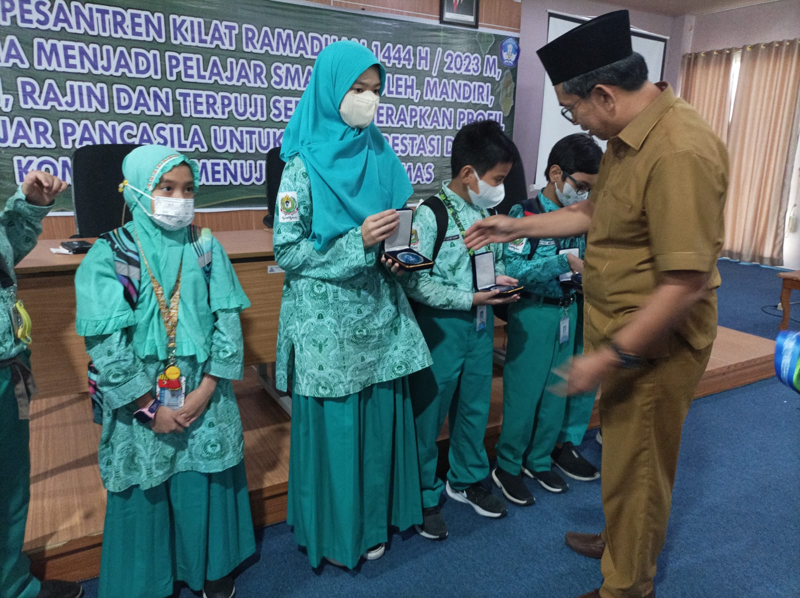 Tim Peneliti SD Shafiyyatul Amaliyyah Terima Penghargaan dari Disdik Kota Medan