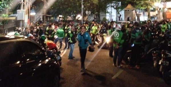 Polisi Tangkap 17 Orang Usai Bentrokan Ojol-Debt Collector di Bandung!