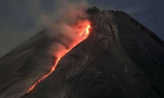 Gunung Merapi Luncurkan 17 Kali Lava Pijar, BPPTKG Imbau Masyarakat untuk Waspada!