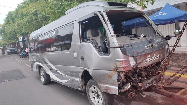 Dilempar Batu oleh OTK, Minibus GP Ansor Kecelakaan di Trenggalek