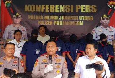 Polisi Gerebek Rumah Miras Ilegal di Jakut, 150 Liter Produk Siap Edar Disita