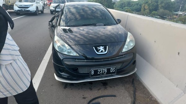 Diduga Sopir Mengantuk, Truk Tabrak Sedan yang Alami Pecah Ban di Tol JORR KM 15