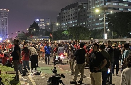 Massa Bertahan hingga Malam Hari, Polisi Bubarkan Aksi Unjuk Rasa di Gedung DPR RI