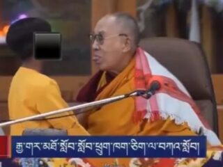 Viral! Dalai Lama Cium Bibir dan Hisap Lidah Anak Laki-Laki, Netizen Cecar Aksinya