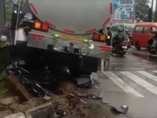 Truk Bermuatan Bahan Kimia Tabrak Mobil dan Sejumlah Motor, 7 Pengendara Tewas