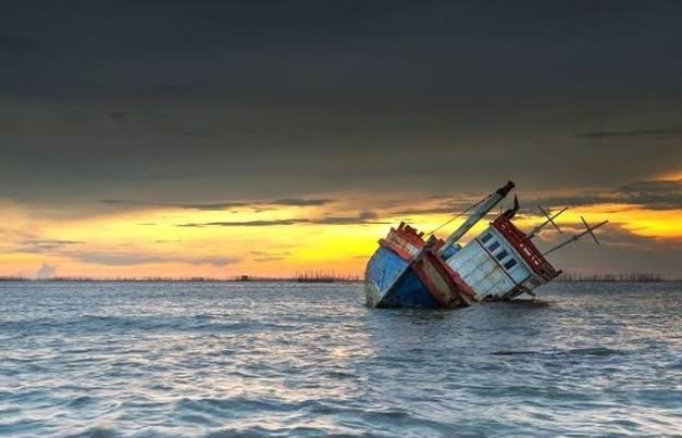 Dihantam Gelombang Setinggi 2 Meter, Kapal Wisata Karam di Pantai Pangandaran