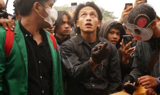 Ikut Demo Tolak Perppu Ciptaker, Jefri Nichol Bawa Payung Hitam dan Lempar Tikus Mati ke Gedung DPR