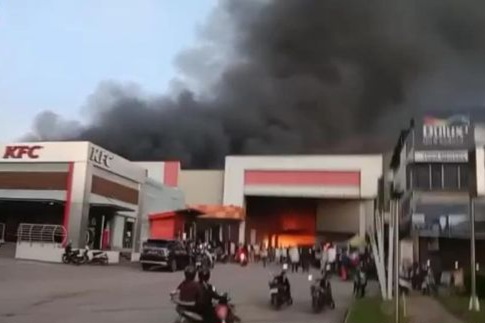 Komplek Plaza Botania 1 Batam Kebakaran, Sejumlah Toko Habis Dimakan Api