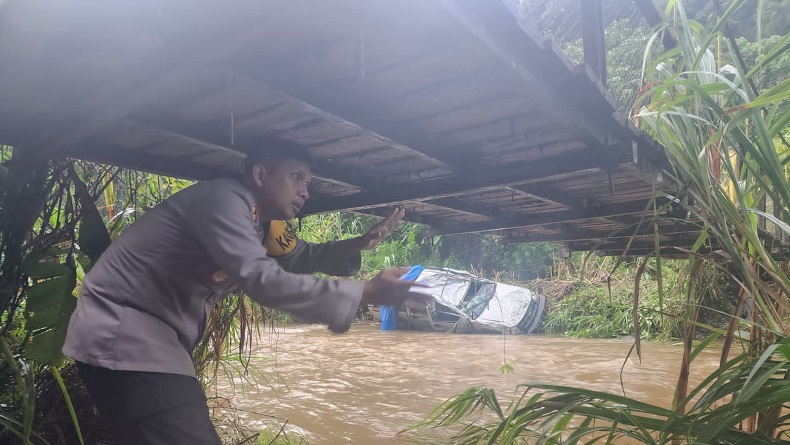 Mobil Pemudik Asal Riau Hanyut di Sungai Tapsel, 8 Orang Meninggal