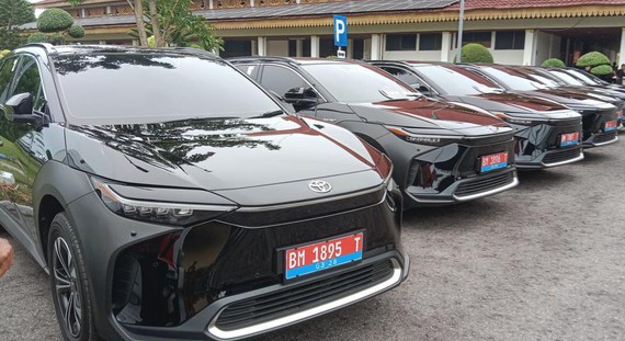 8 Pejabat Riau Dapat Mobil Listrik Mewah, Harganya Rp1,3 M!