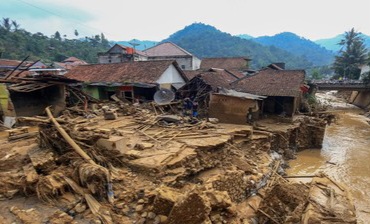 Kali Cinanggung Meluap, Banjir Bandang Landa Kecamatan Leuwisadeng Bogor