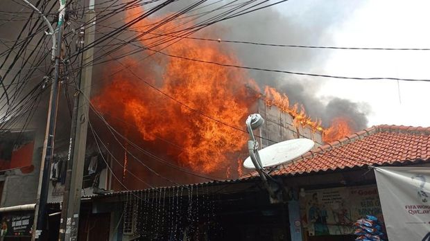 Kebakaran Landa Sejumlah Rumah di Utan Kayu Jakarta Timur