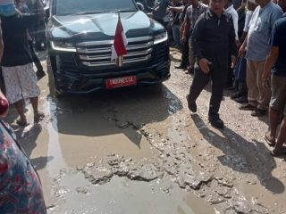 Jokowi Turun dari Land Cruiser saat Tinjau Jalanan Rusak di Labura Sumut