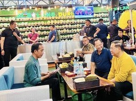 Rayakan Kemenangan Timnas Indonesia, Jokowi Ajak Menteri Makan Durian di Medan