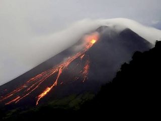 Gunung Merapi Muntahkan 35 Kali Lava Pijar